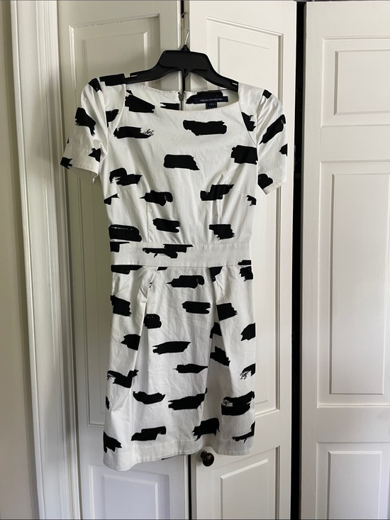 French Connection Dresses & Skirts - French Connection- Black & White Brushstroke Short Sleeve Dress